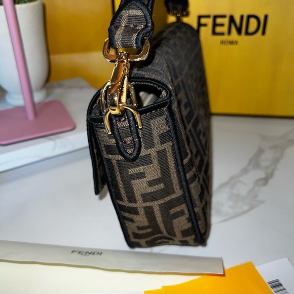 Fendi baguette 
Brown FF jacquard fabric bag - Picture 7 of 16